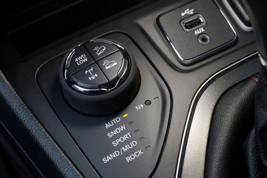 Детали интерьера Jeep Cherokee Trailhawk (KL) 2018 года  (AU) (фото 9 из 42)